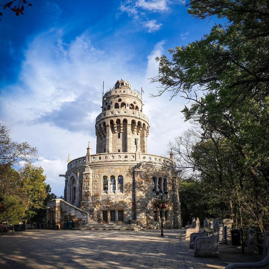 Romantic Two Bedroom Apartments In The Hills Of Budapest With Private Parking Dış mekan fotoğraf